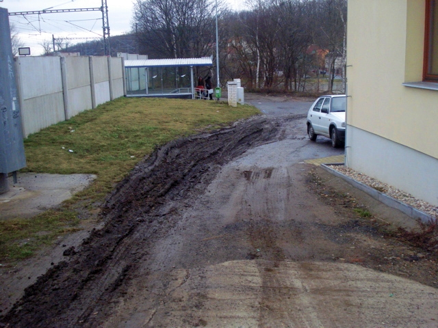 Zele je proti parkujcm autm bezbrann.